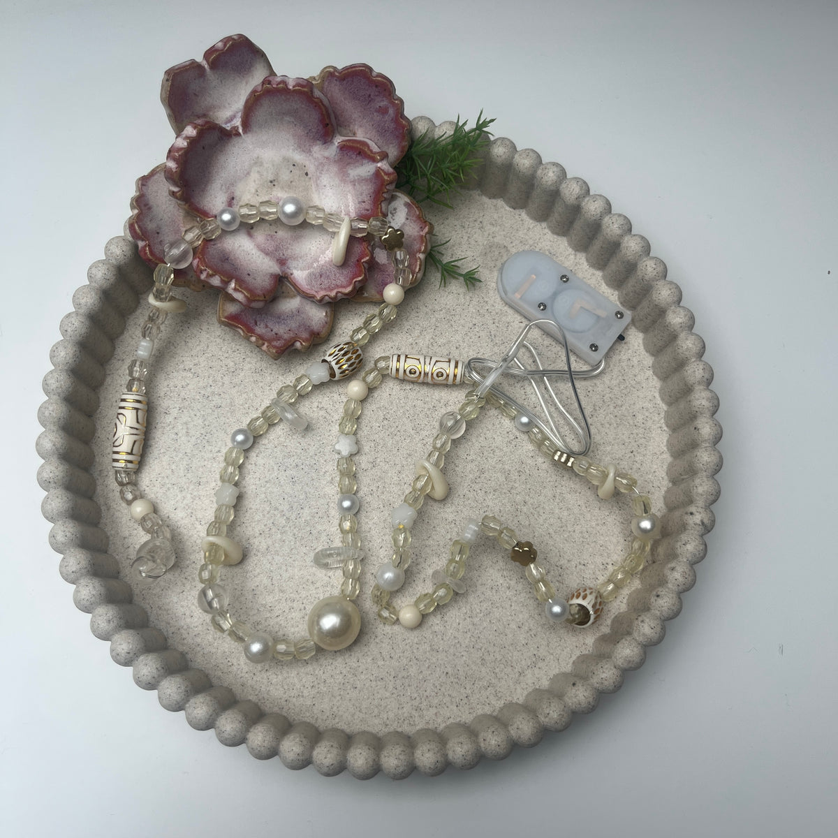 Perlenkette mit LED-Lichterkette auf Tablett