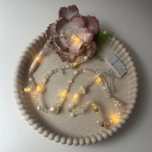 Perlenkette mit leuchtender LED-Lichterkette