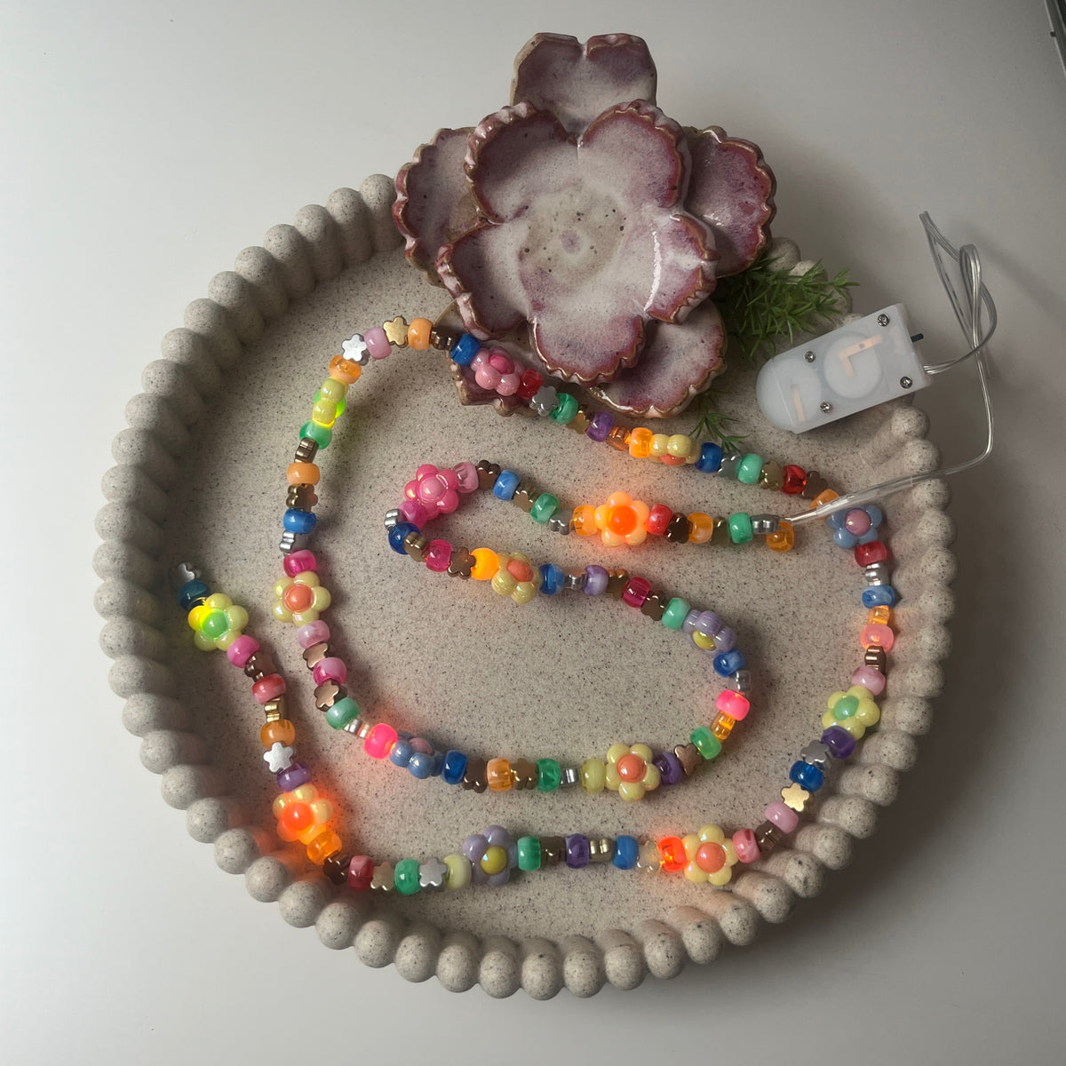 Handgemachte Perlenkette mit LED-Lichterkette