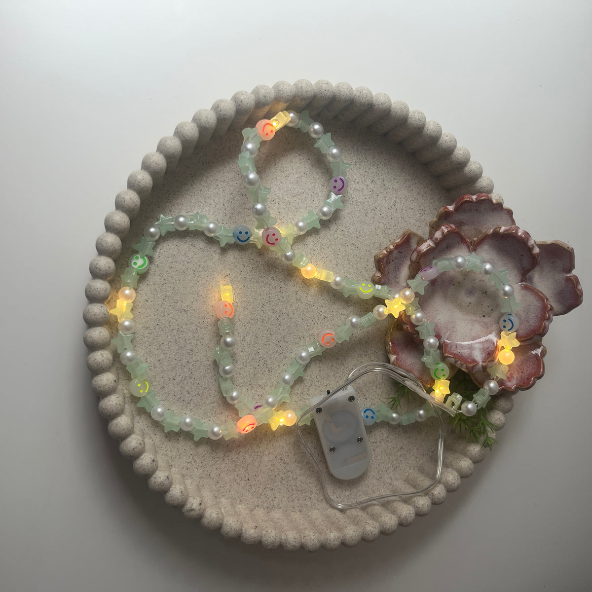 Handgemachte Perlenkette mit LED-Lichterkette
