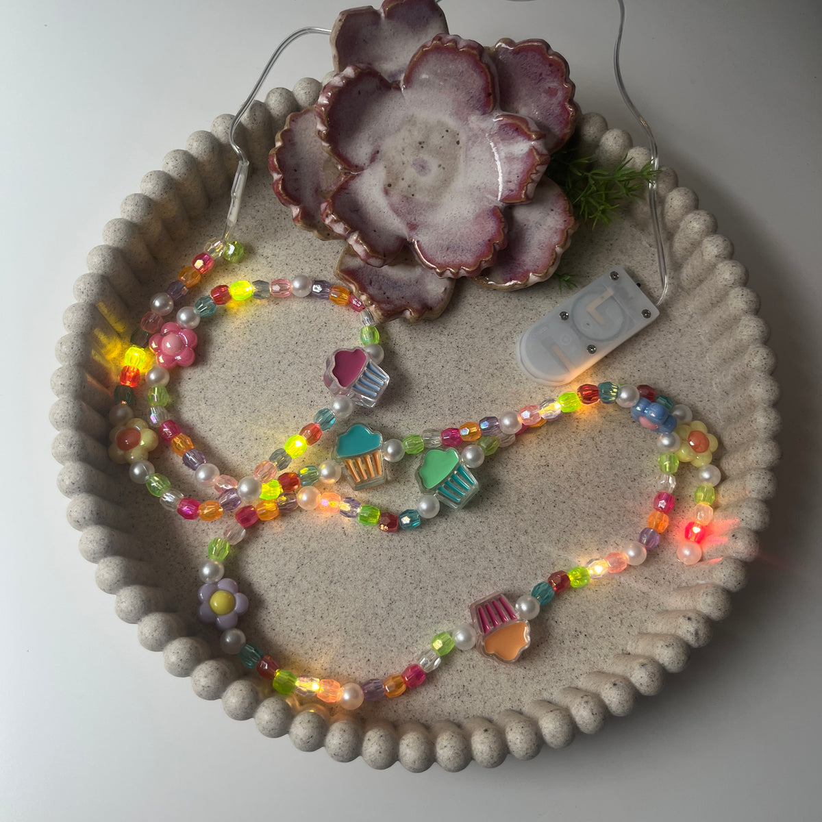 Handgemachte Perlenkette mit LED-Lichterkette