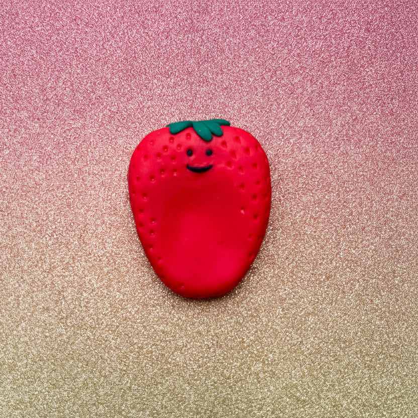 Worrystone Erdbeere aus Polymer Clay – Vorderansicht