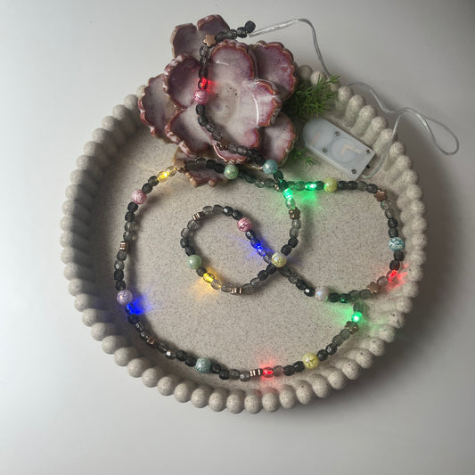 Perlenkette mit leuchtender bunter LED-Lichterkette
