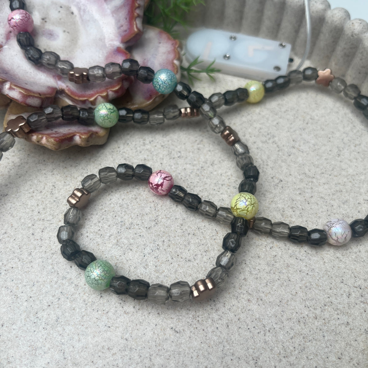 Perlenkette und Armband Nahaufnahme mit Crackle-Perlen