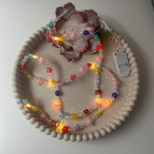Handgemachte Perlenkette mit LED-Lichterkette