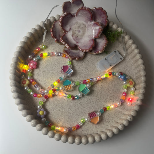 Handgemachte Perlenkette mit LED-Lichterkette