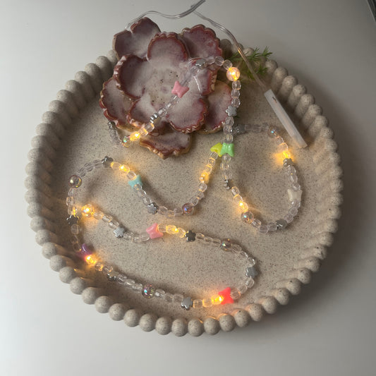 Handgemachte Perlenkette mit LED-Lichterkette