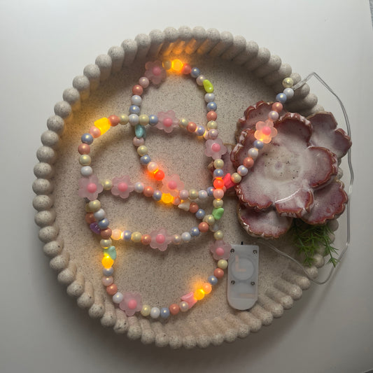 Handgemachte Perlenkette mit LED-Lichterkette