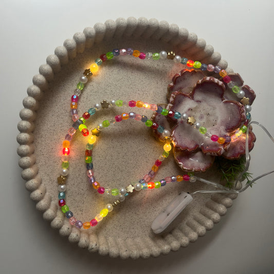 Handgemachte Perlenkette mit LED-Lichterkette