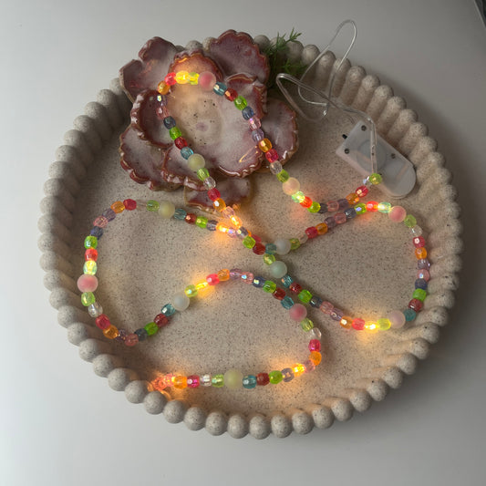 Handgemachte Perlenkette mit LED-Lichterkette
