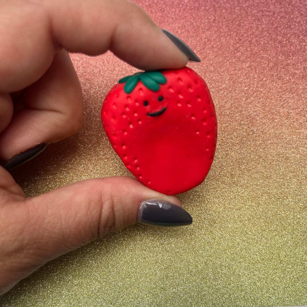 Worrystone Erdbeere aus Polymer Clay – in der Hand