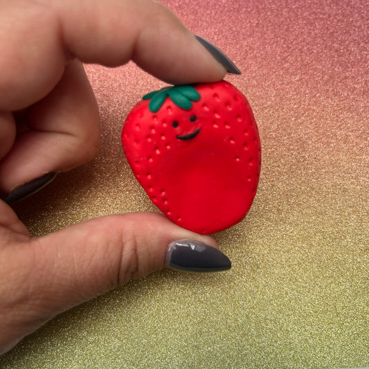 Worrystone Erdbeere aus Polymer Clay – in der Hand
