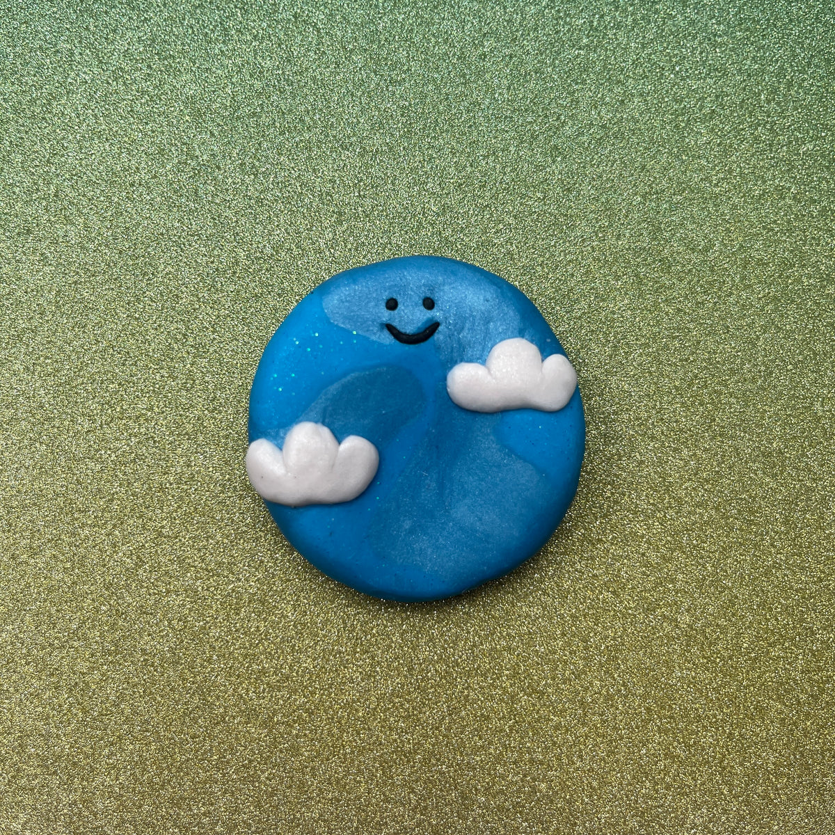 Polymer Clay Worry Stone in der Hand – Vorderansicht
